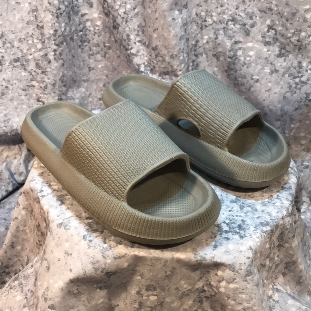 Men’s Size 7/8 Grey Slide Sandals, Soft, Flexible & Supportive ☀️NWOT☀️